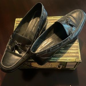 Flat dress or casual loafers (leather)